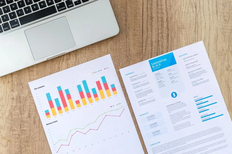 Page Facebook d’un réseau social d’entrepreneurs sur ordinateur et mobile.